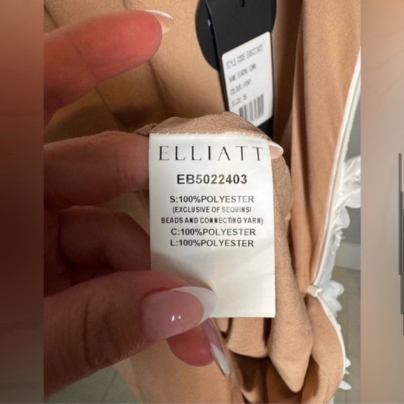 Elliatt Evadne Bridal Gown in Ivory/ Size Small - Picture 8 of 10